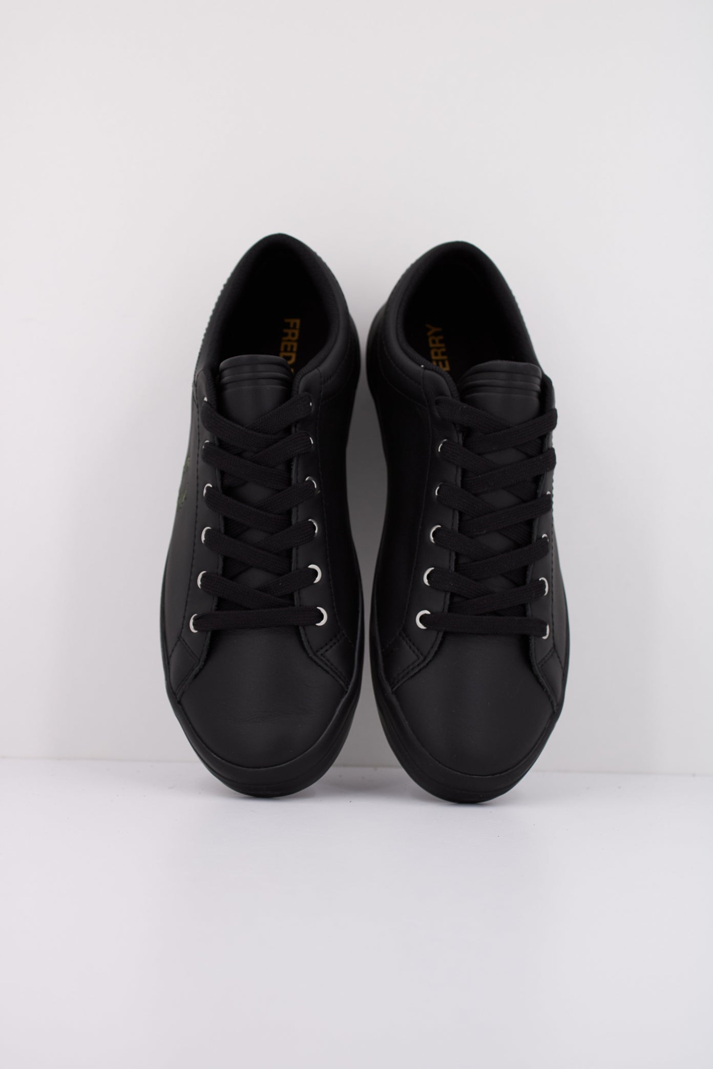 FRED PERRY BASELINE LEATHER en color WBLKLRL  (3)