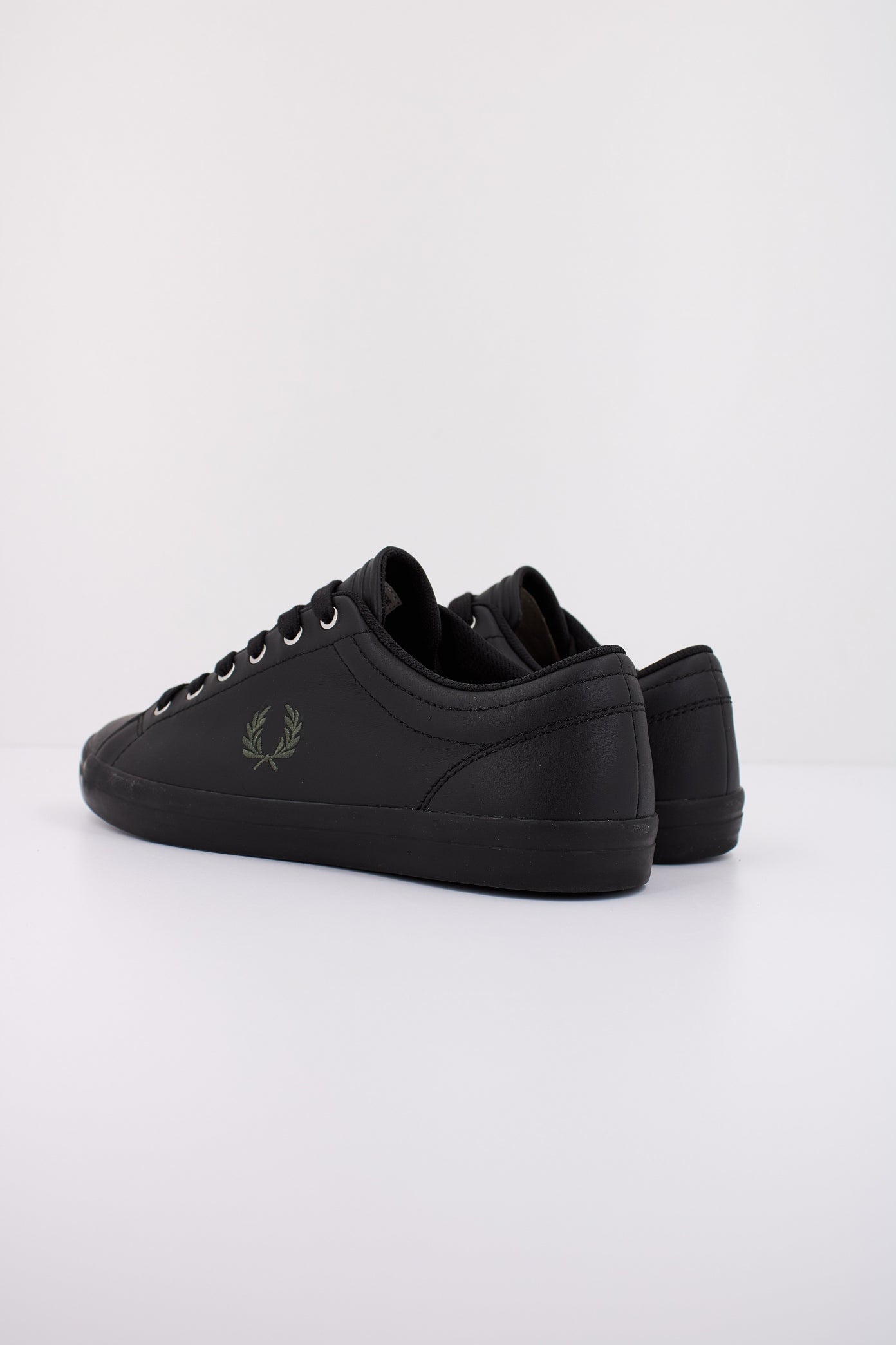 FRED PERRY BASELINE LEATHER en color WBLKLRL  (4)
