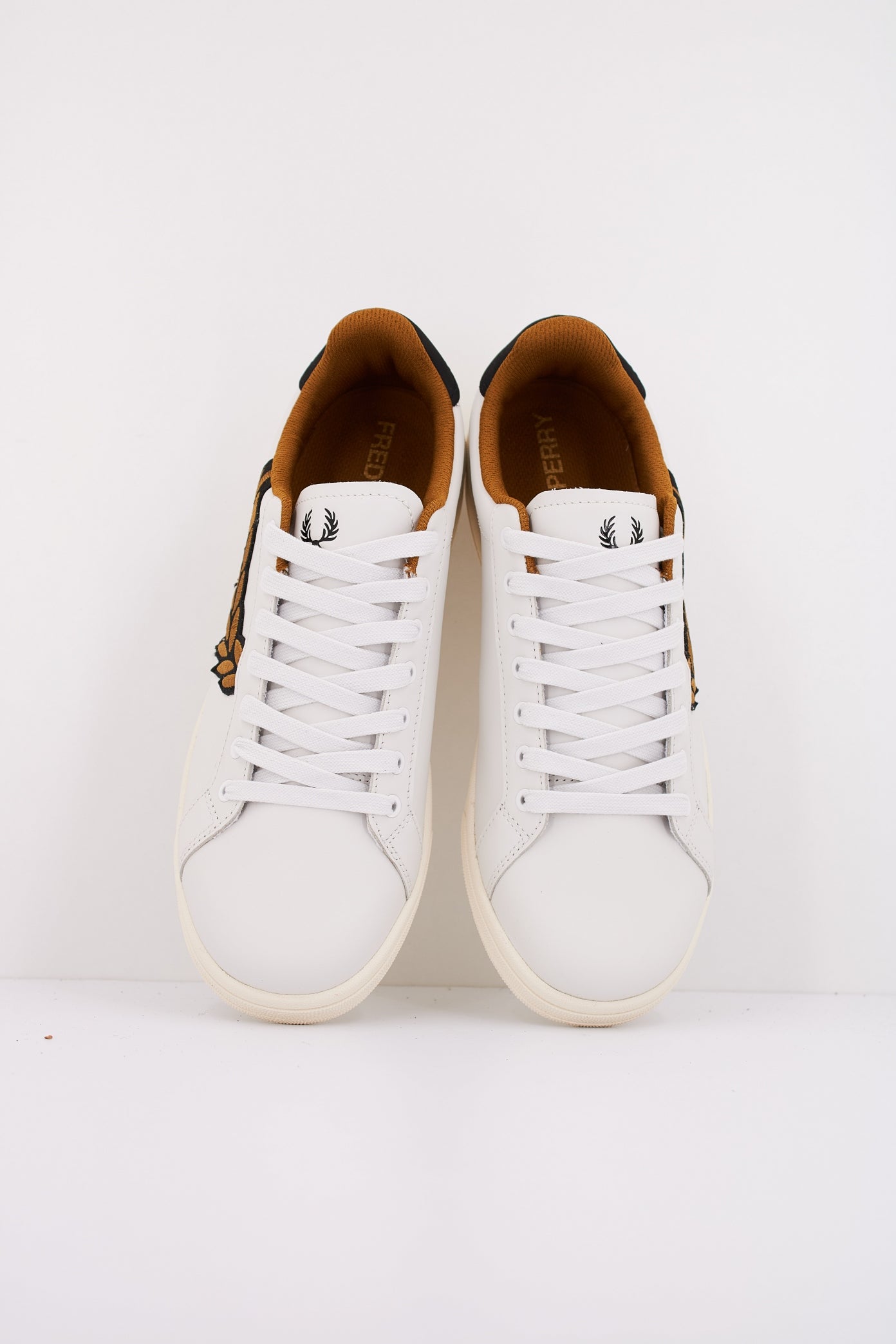 FRED PERRY B LEATHER/BRANDE en color XPRCLNDR  (3)
