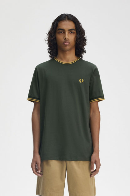 FRED PERRY TWIN TIPPED T-SHIRT en color YGREEN  (1)