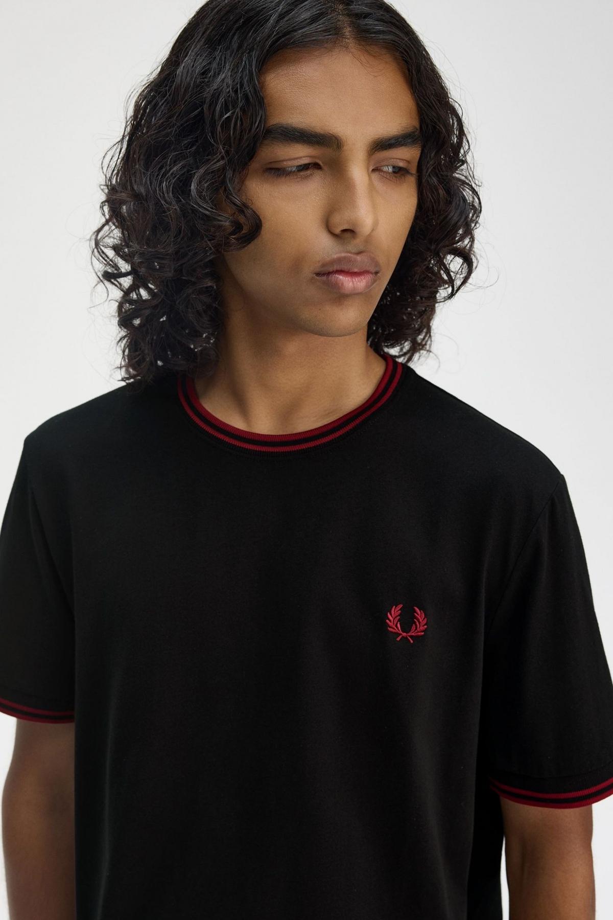 FRED PERRY TWIN TIPPED en color YBLACK  (4)
