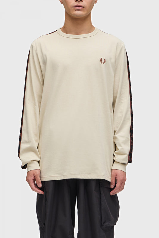 FRED PERRY TAPED LONG SLEEVE TE en color WBRN  (1)