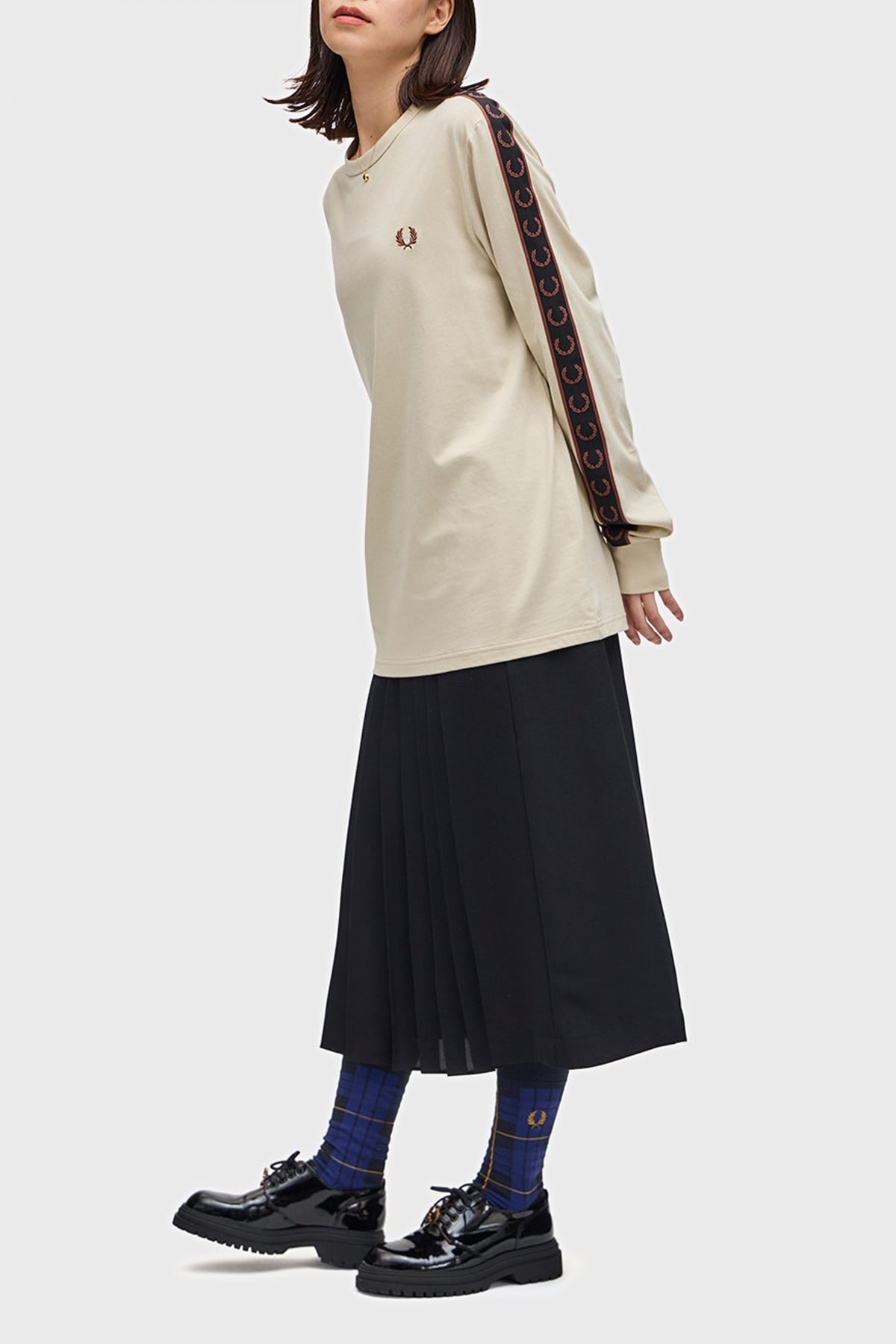 FRED PERRY TAPED LONG SLEEVE TE en color WBRN  (4)