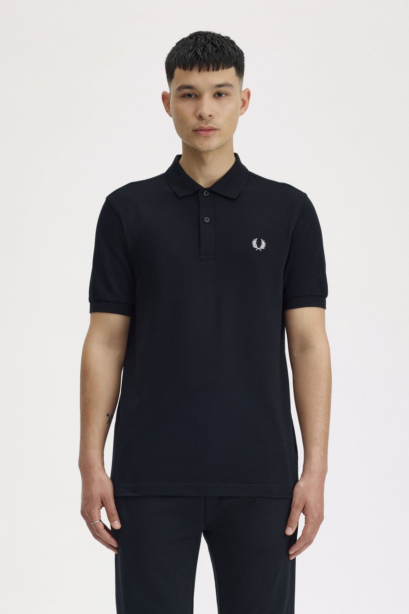 FRED PERRY  PLAIN FRED PERRY SH en color BLKWHT  (1)