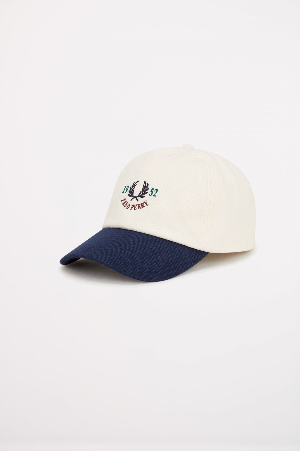 FRED PERRY GRAPHIC PIQUE CAP en color ECRU  (1)