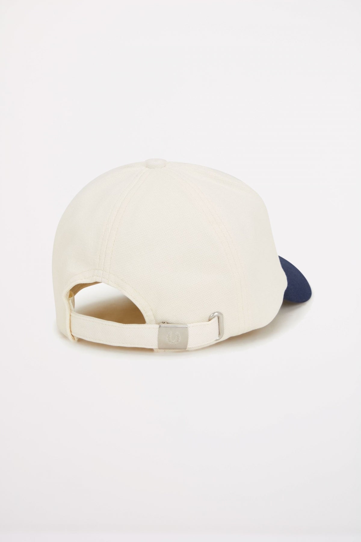 FRED PERRY GRAPHIC PIQUE CAP en color ECRU  (2)