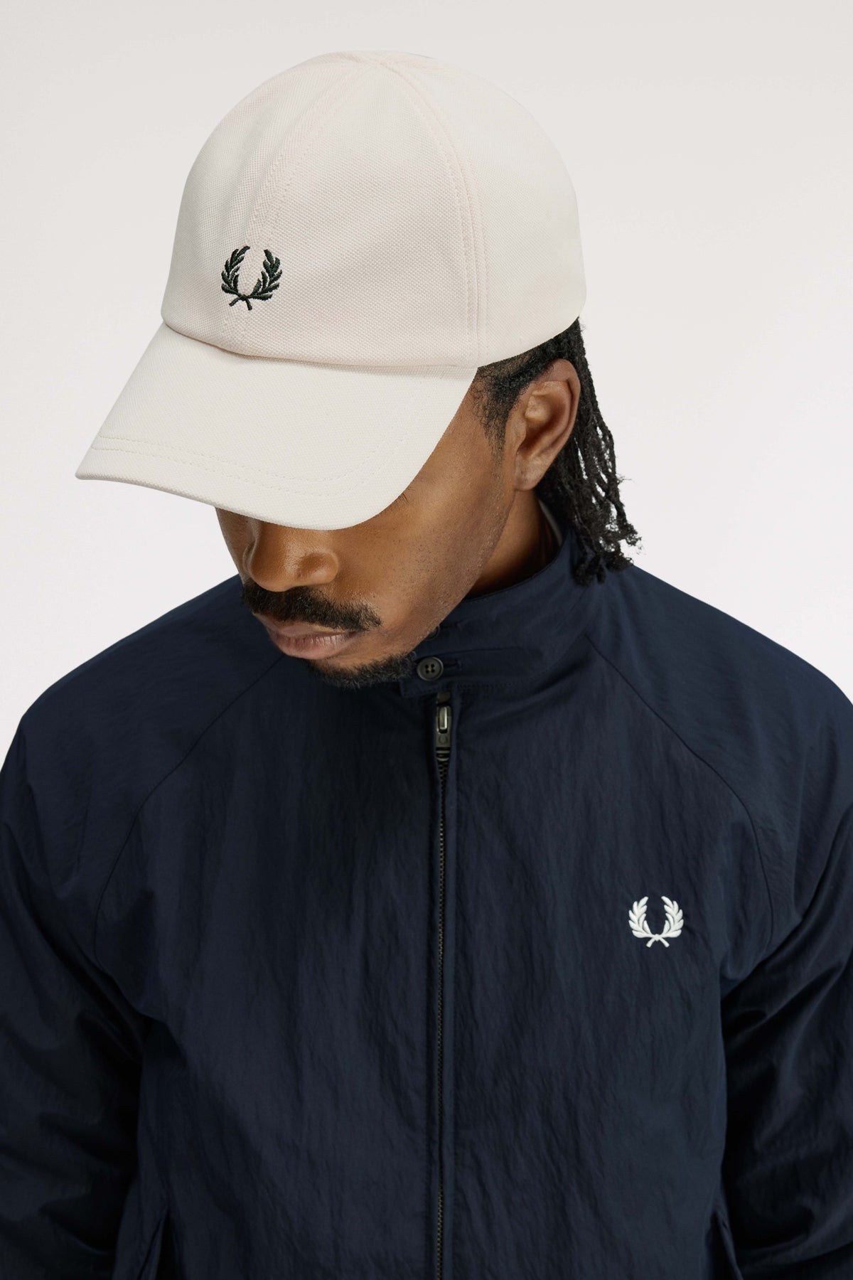 FRED PERRY PIQUE CLASSIC CAP en color BECRU  (1)