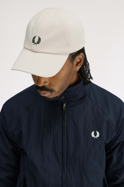 FRED PERRY PIQUE CLASSIC CAP en color BECRU  (1)