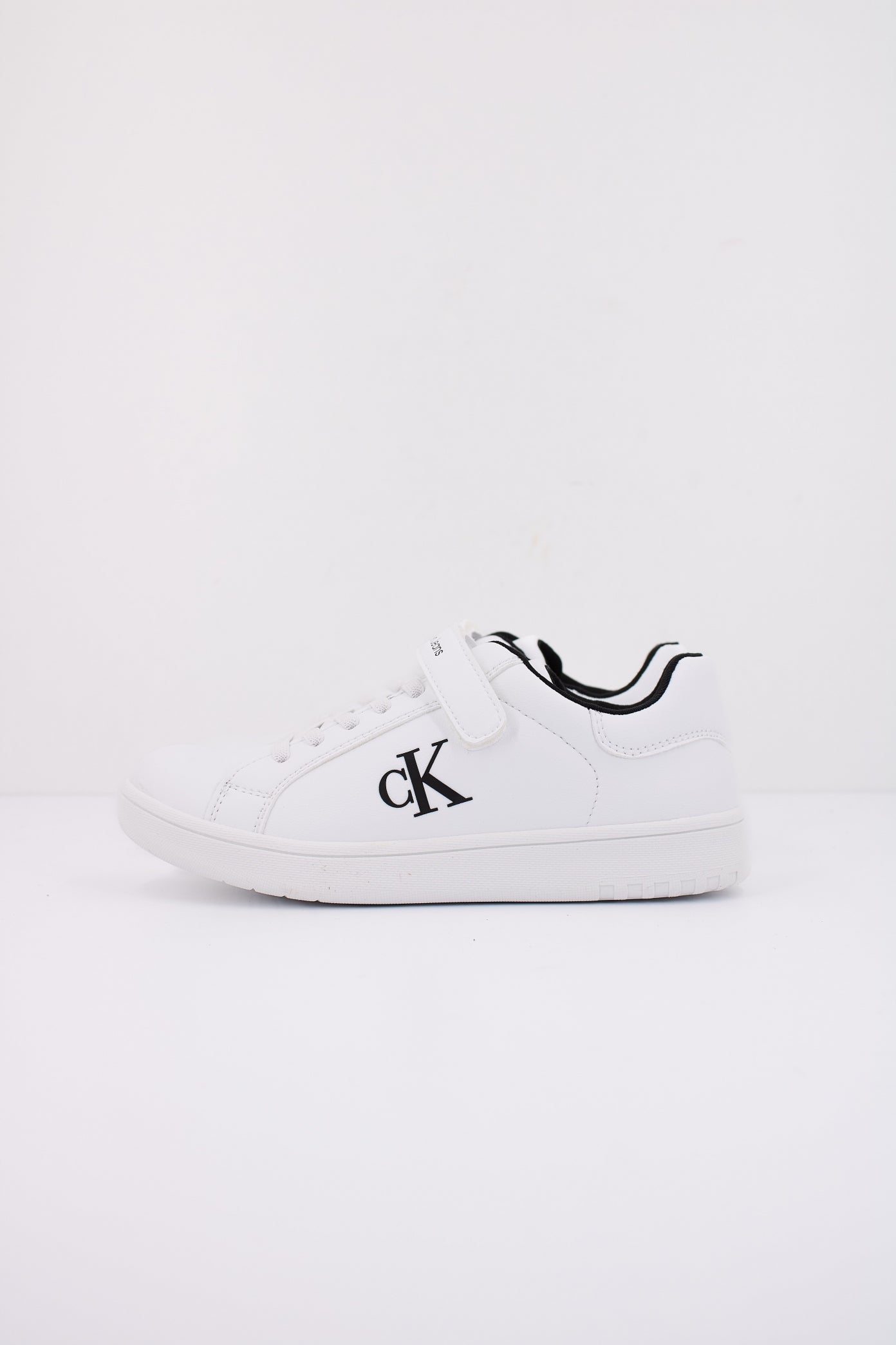 CALVIN KLEIN SNEAKER BASSA LACCI  en color WHITE  (1)