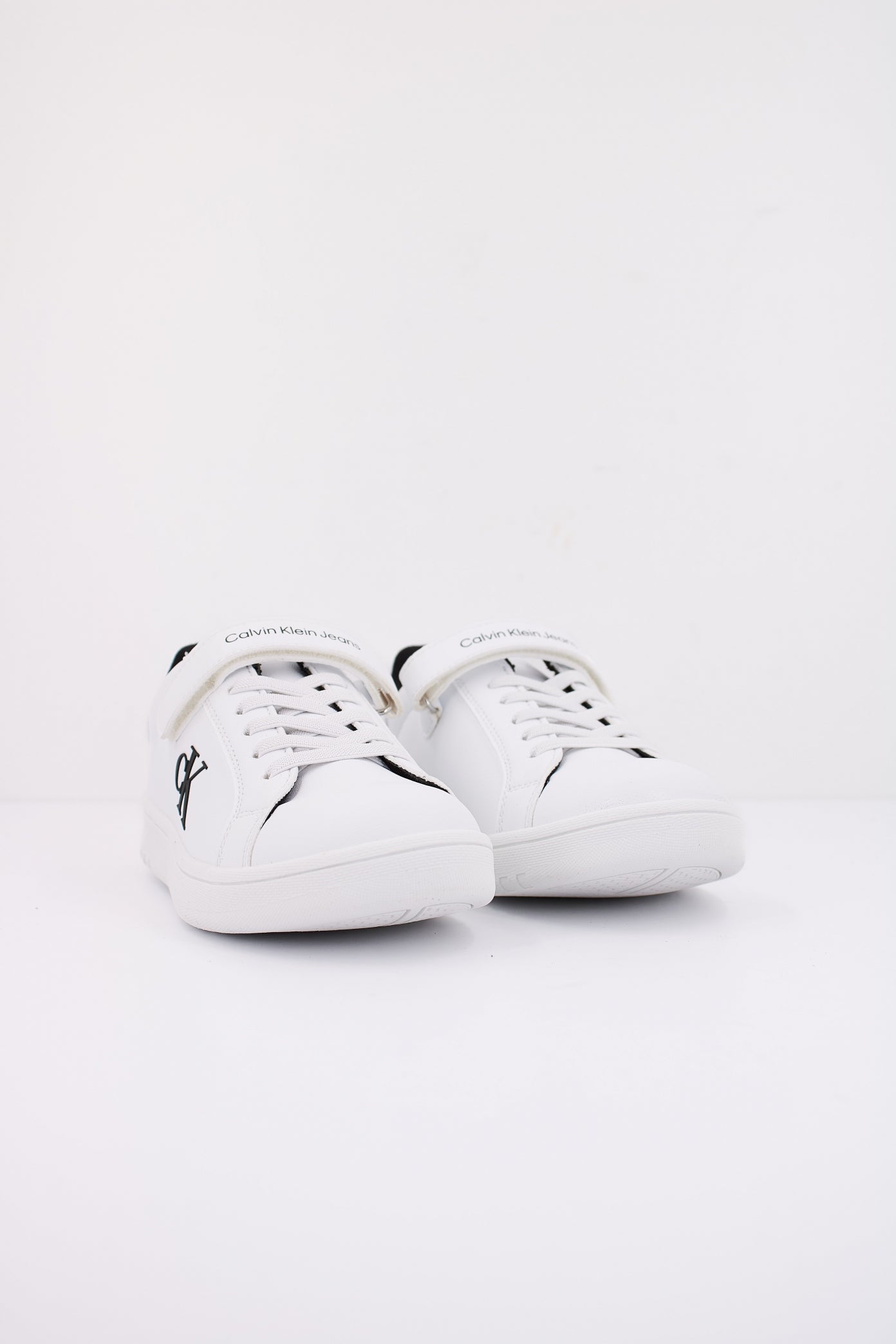 CALVIN KLEIN SNEAKER BASSA LACCI  en color WHITE  (2)