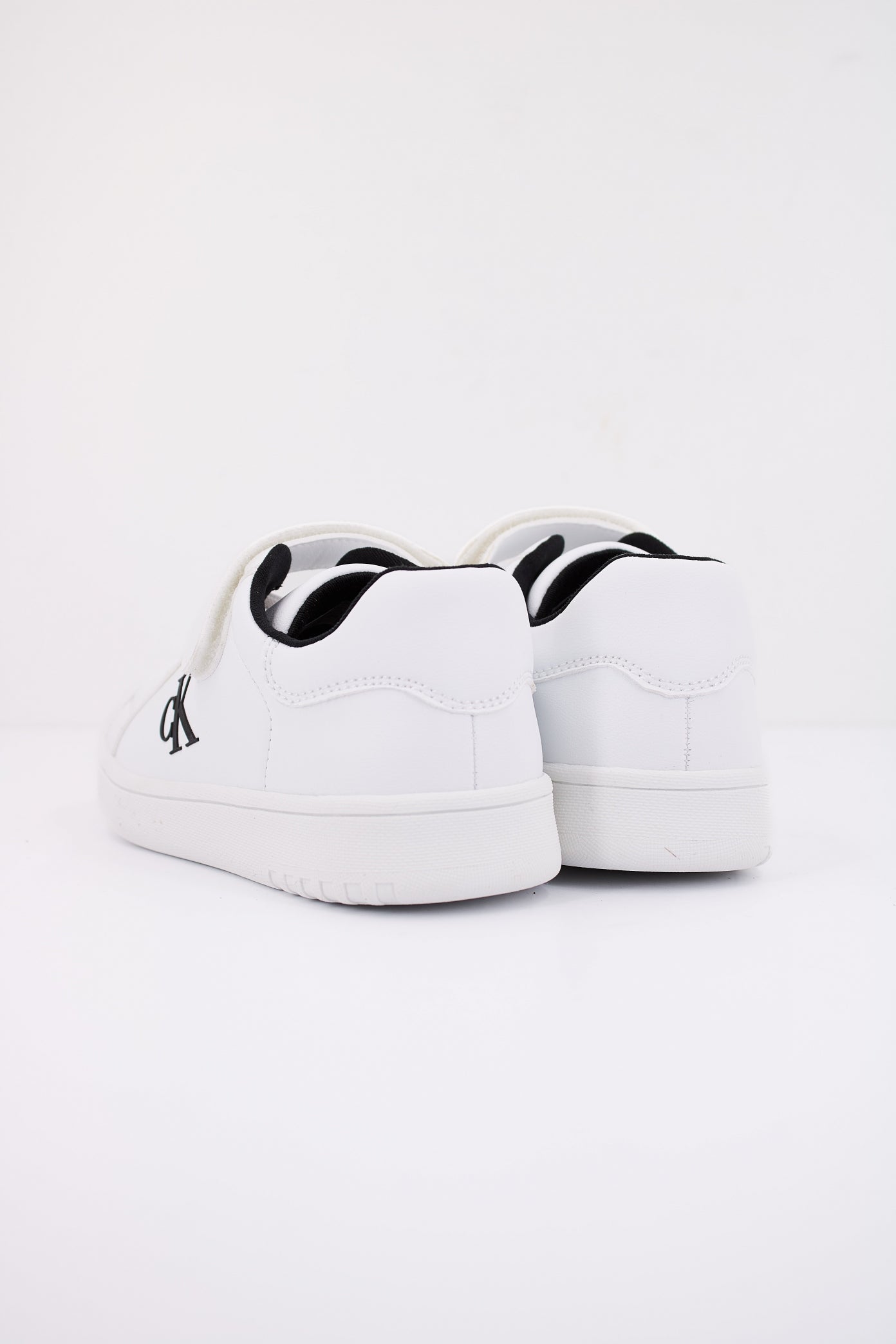 CALVIN KLEIN SNEAKER BASSA LACCI  en color WHITE  (4)