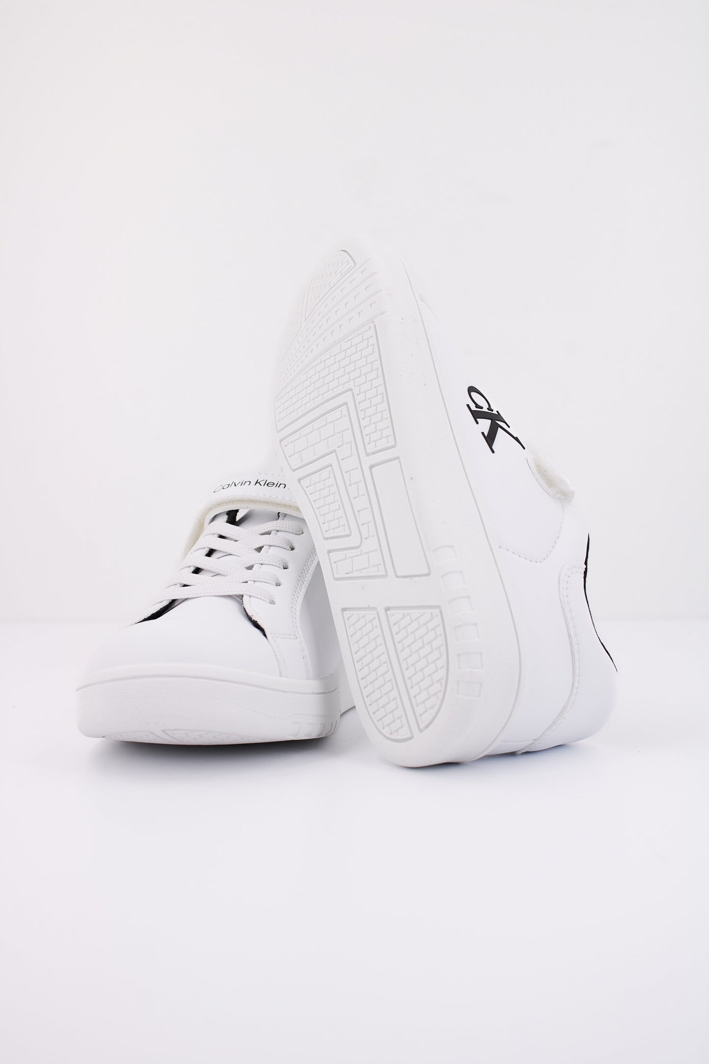 CALVIN KLEIN SNEAKER BASSA LACCI  en color WHITE  (5)