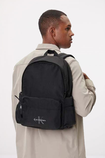 CALVIN KLEIN BOLD ROUND BACKPACK en color BLACK  (4)