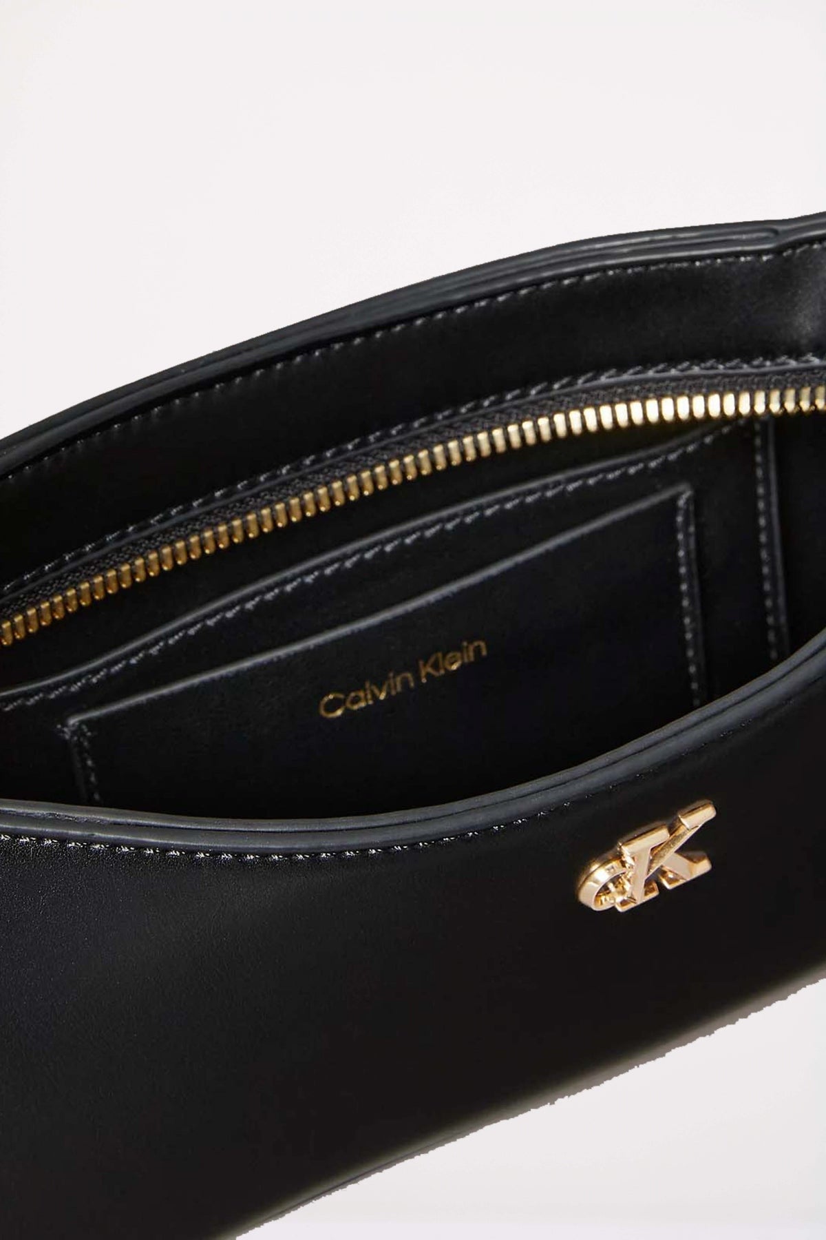 CALVIN KLEIN CK SMALL SHOULDER BA en color BLACK  (3)