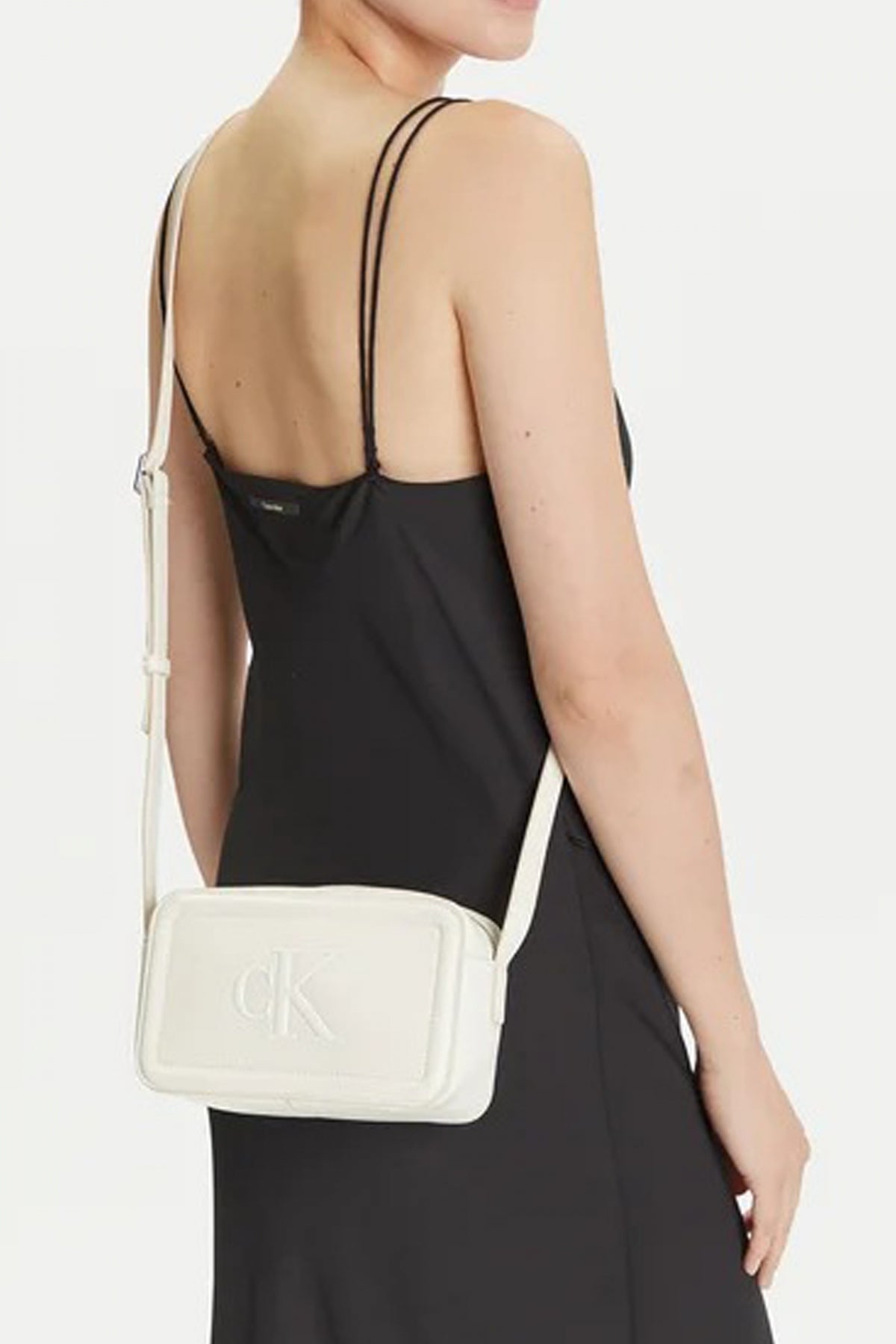CALVIN KLEIN RAISED CK CAMERA BAG en color WHITE  (4)