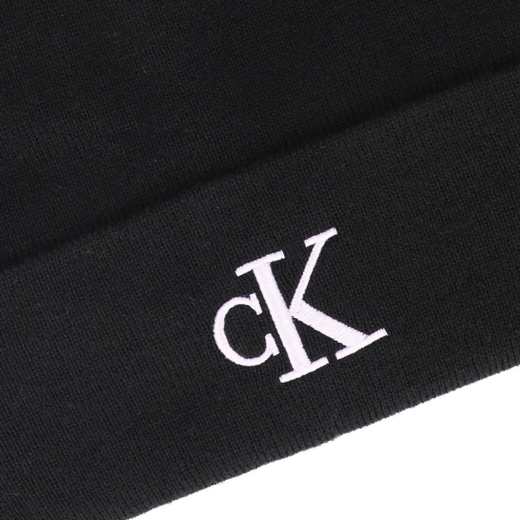 CALVIN KLEIN CK FINE RIB BEANIE en color BLACK  (6)