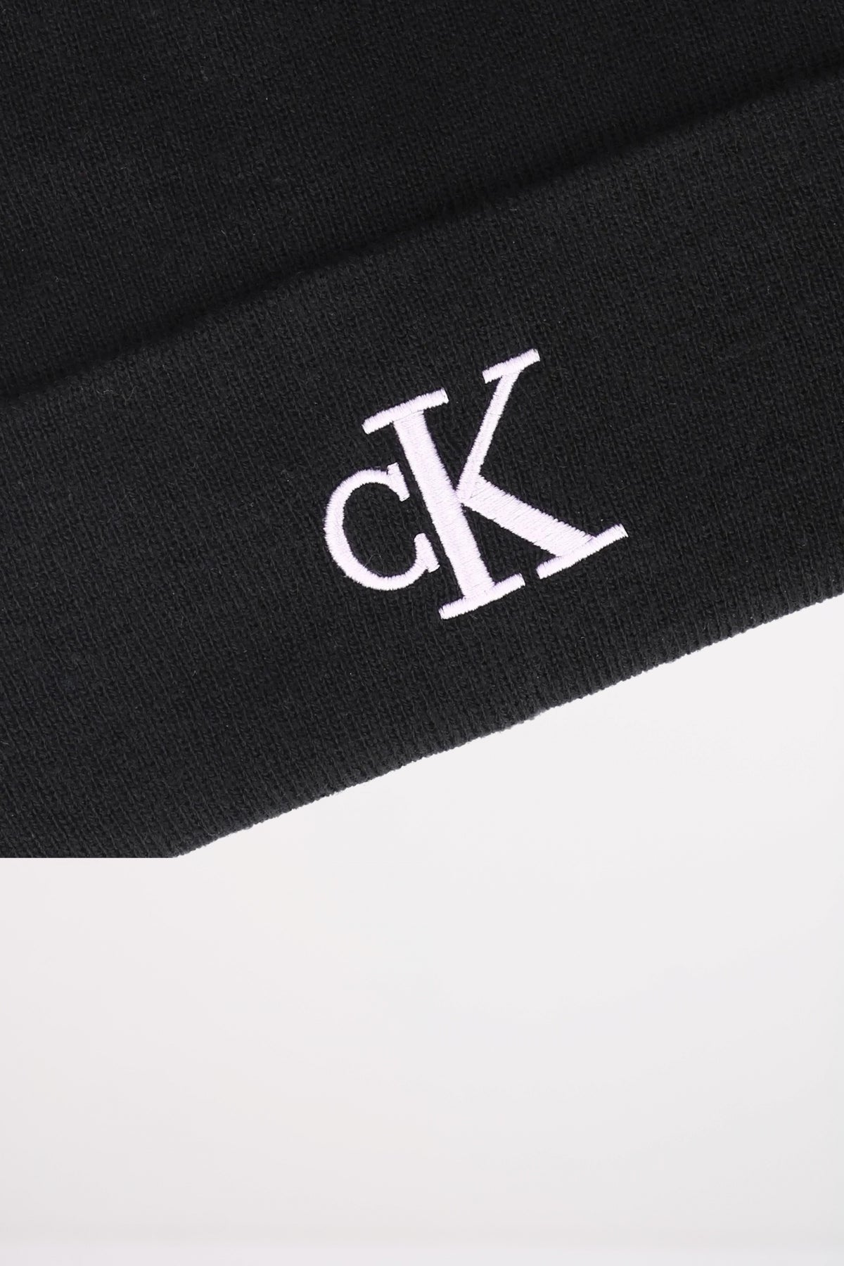 CALVIN KLEIN CK FINE RIB BEANIE en color BLACK  (3)