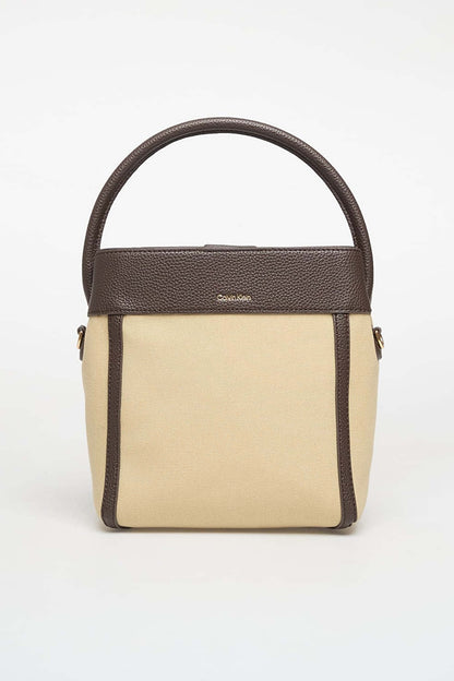 CALVIN KLEIN BUCKET WITH STRAP en color KHAKI  (1)