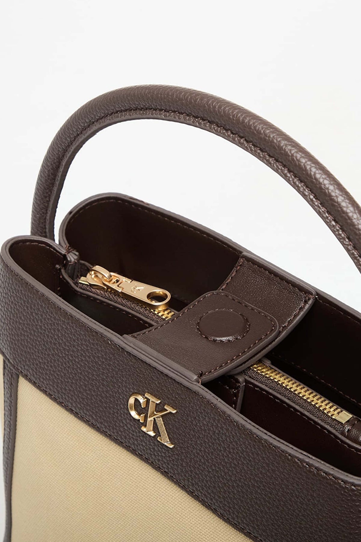 CALVIN KLEIN BUCKET WITH STRAP en color KHAKI  (4)