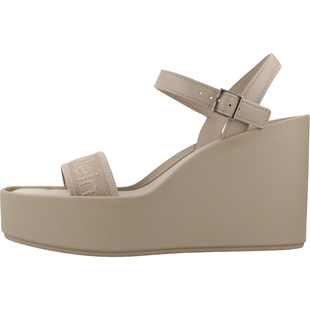 CALVIN KLEIN WEDGE  SNDL WEBBIN en color PDT  (2)