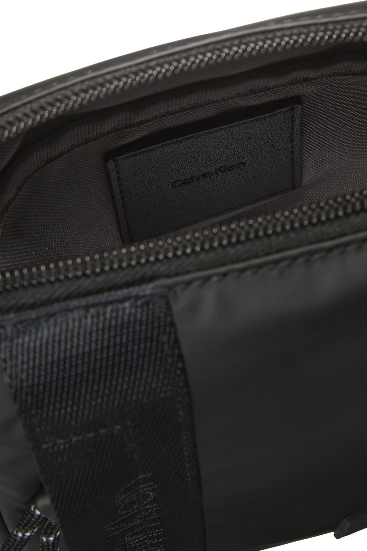 CALVIN KLEIN LVDG RUBBERIZE en color UB  (3)