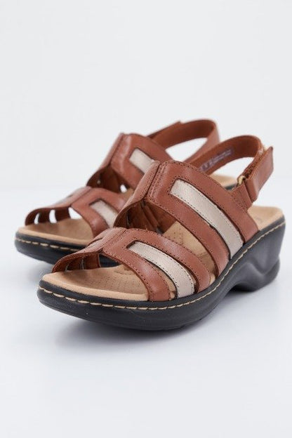 CLARKS LEXI JADE en color TAN  (1)