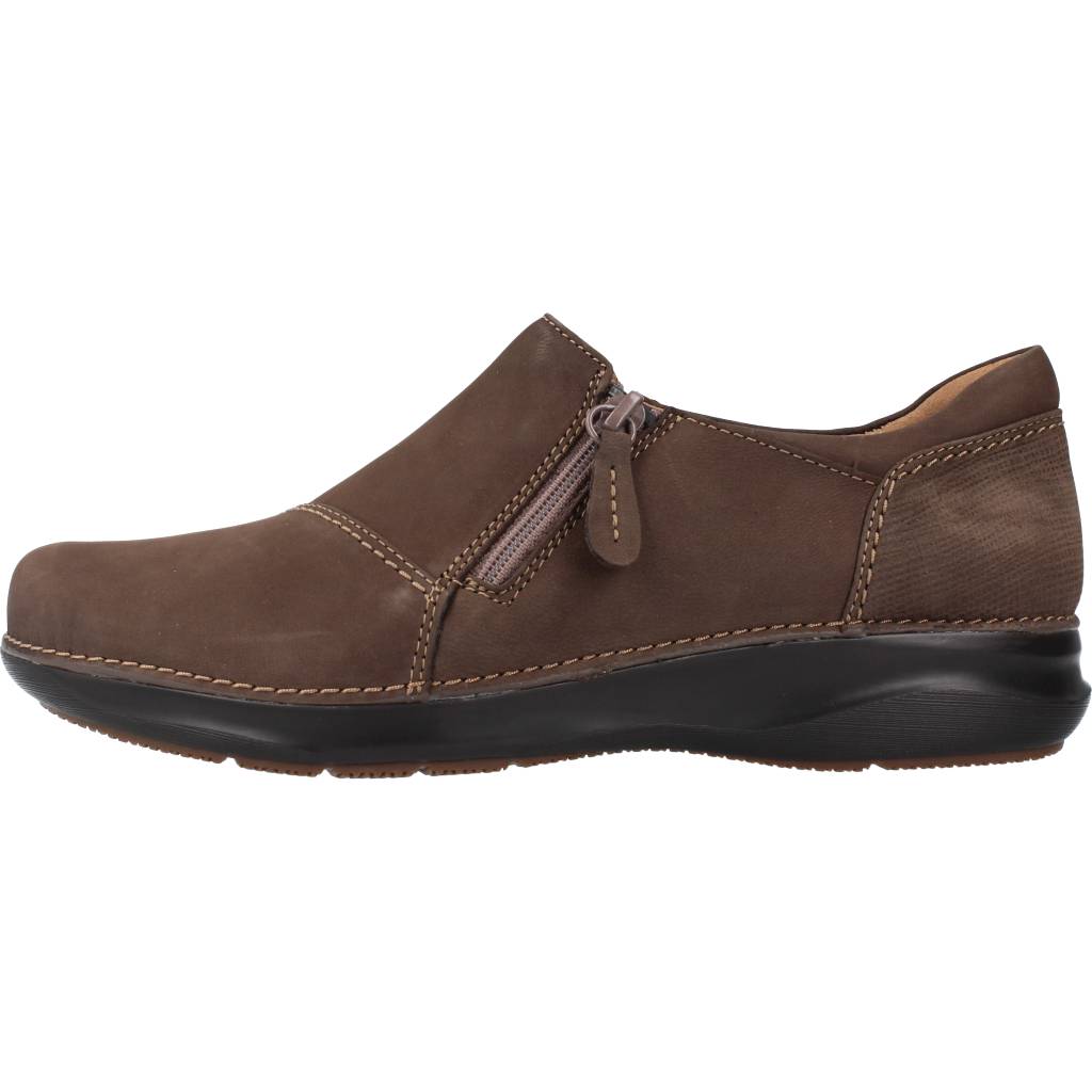 CLARKS APPLEY ZIP en color TAUPE  (2)