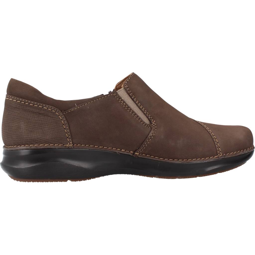 CLARKS APPLEY ZIP en color TAUPE  (4)