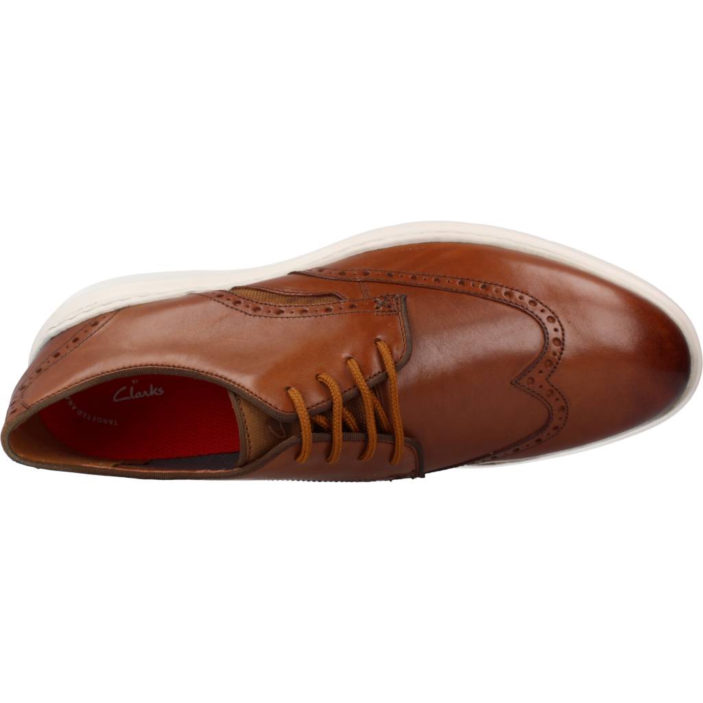 CLARKS DENNET WING en color DKTAN  (7)