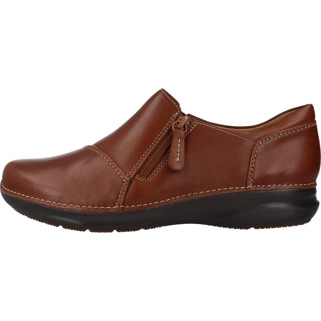 CLARKS  APPLEY ZIP en color TAN  (2)