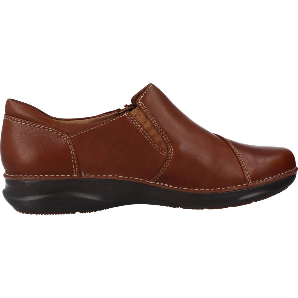 CLARKS  APPLEY ZIP en color TAN  (4)
