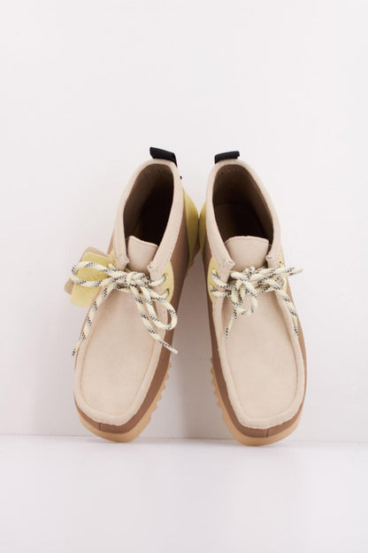 CLARKS WALLABEE FTRE en color ECRU  (3)