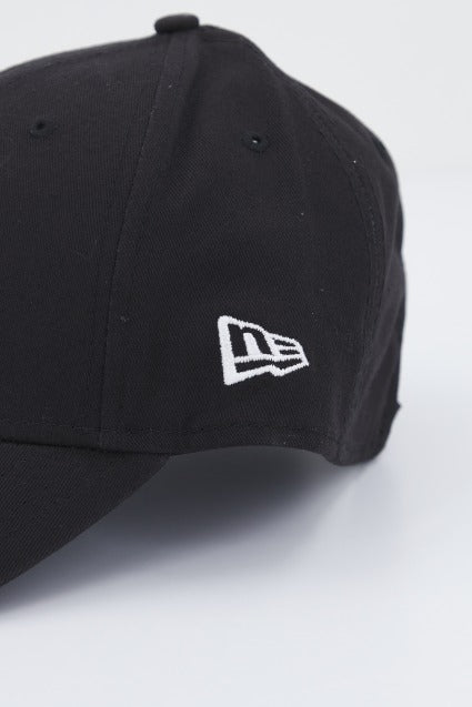 NEW ERA  LEAGUE ESSENTIAL F en color BLACKWHT  (4)