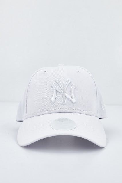 NEW ERA ESSENTIAL  NEYYAN en color WHITE  (1)