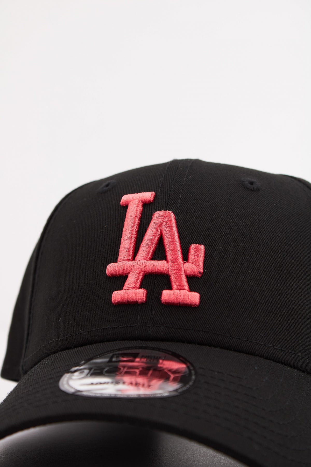 NEW ERA LEAGUE ESSENTIAL FO en color BLACK  (4)