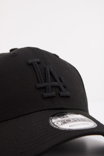 NEW ERA  LEAGUE ESSENTIAL  en color BLACK  (4)