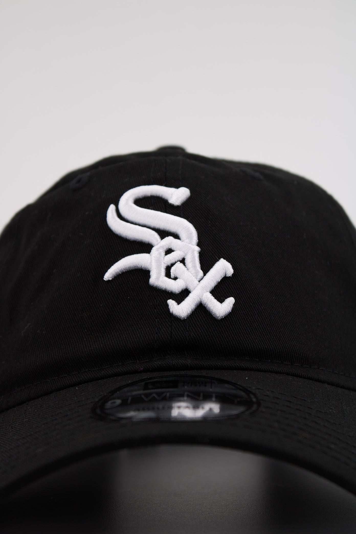 NEW ERA LEAGUE ESSENTIAL T  en color BLACK  (4)