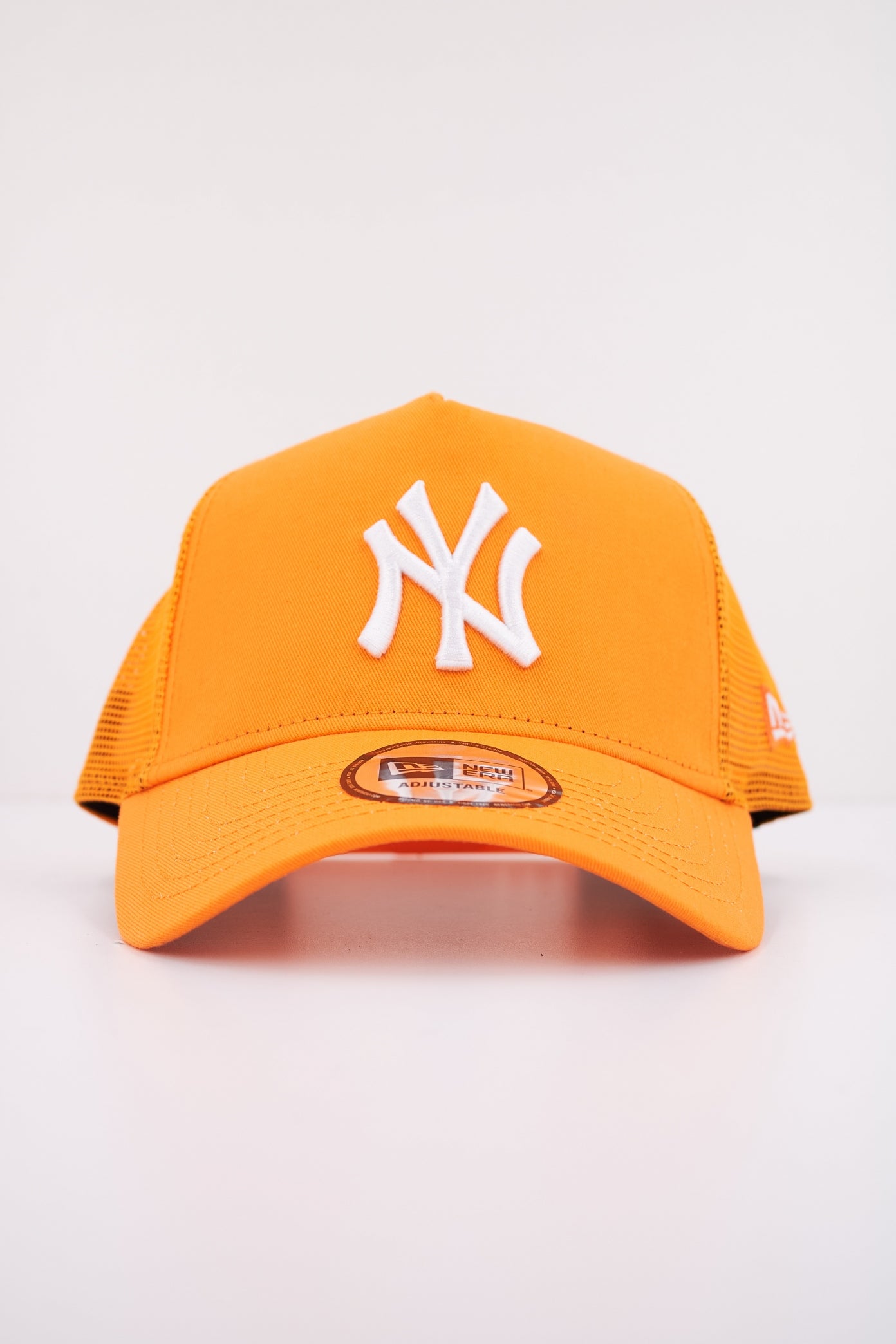 NEW ERA LEAGUE ESS  TRUCKER  en color ORANGE  (1)