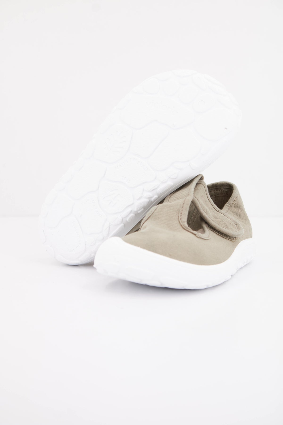 VICTORIA BOSCO BAREFOOT SANDA en color ALOE  (5)