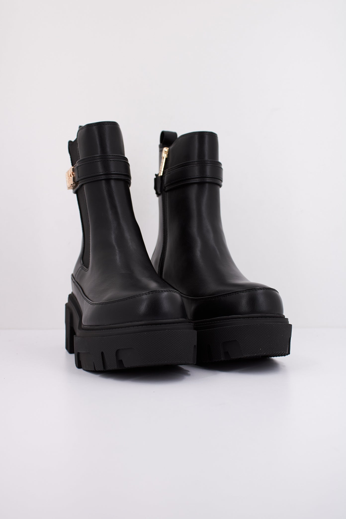 GUESS FLYEA ELE en color BLACK  (2)