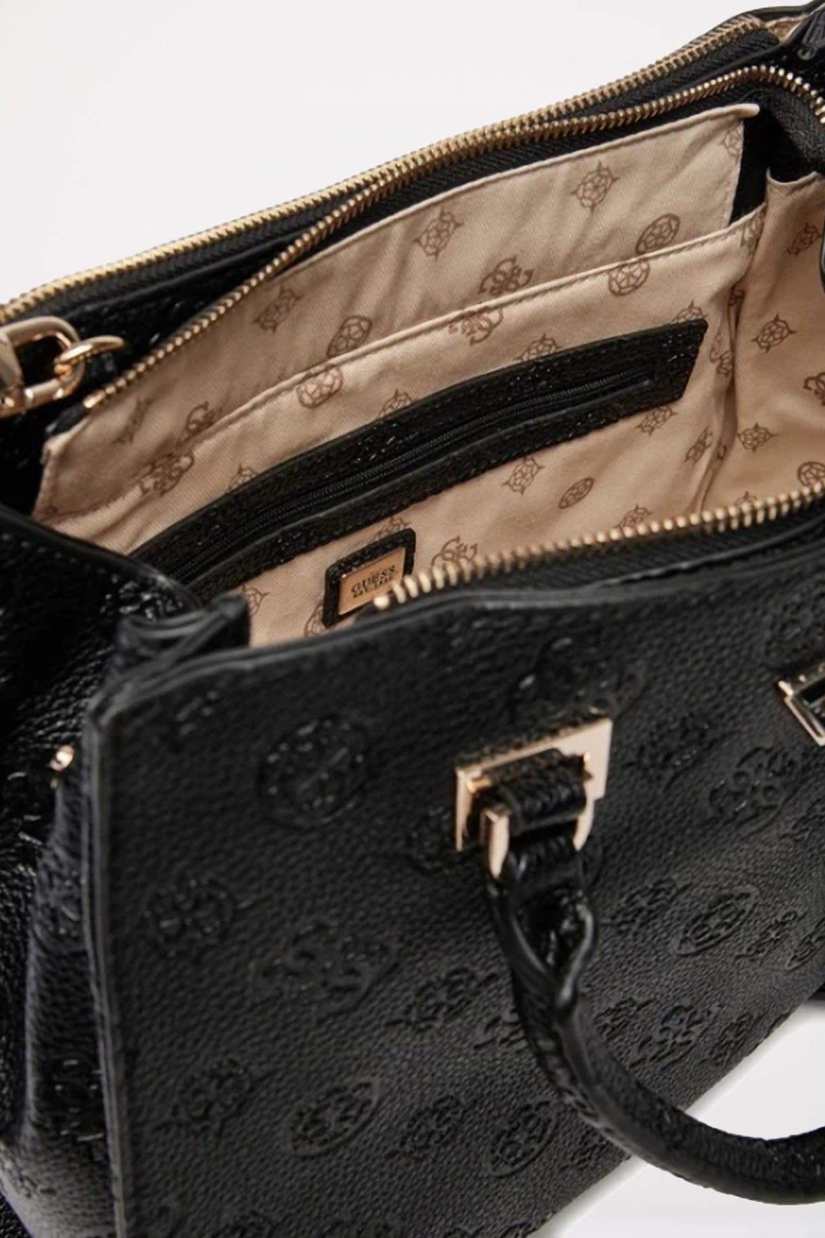 GUESS HWPG  en color BLA  (3)