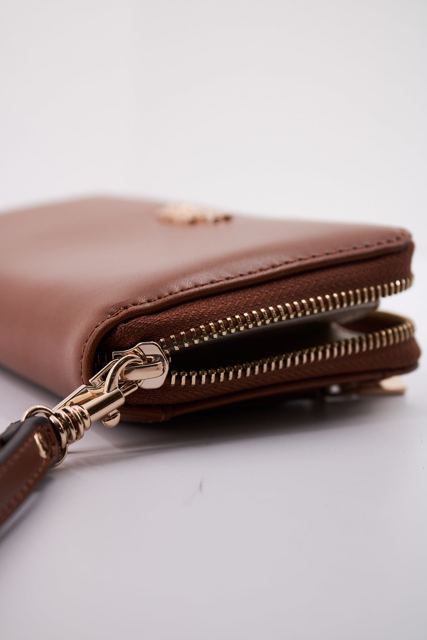 GUESS  LAUREL SLGMEDIUM ZI en color COG  (4)