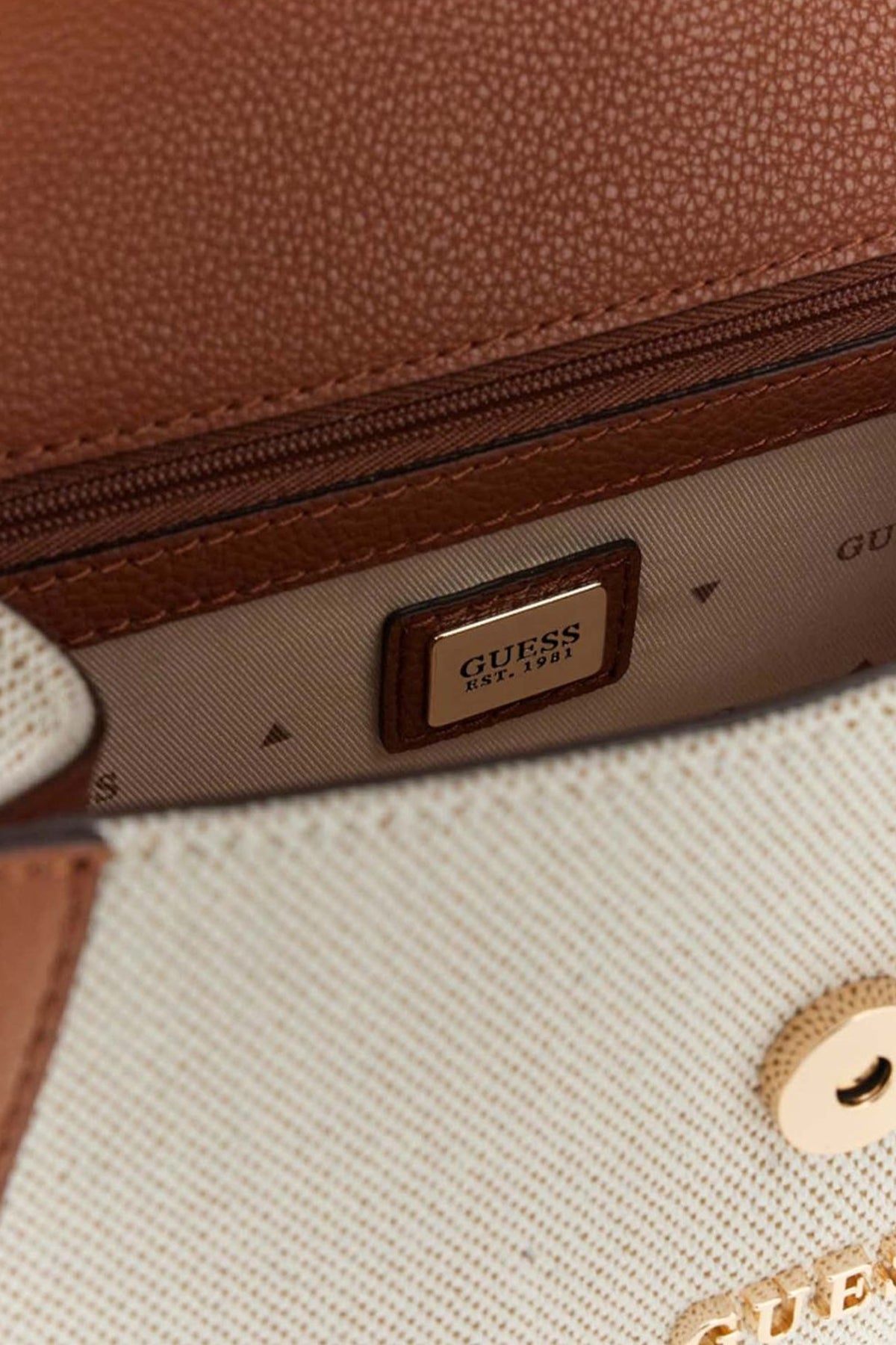 GUESS KARNILLA FLAP SHOULD en color NTC  (4)
