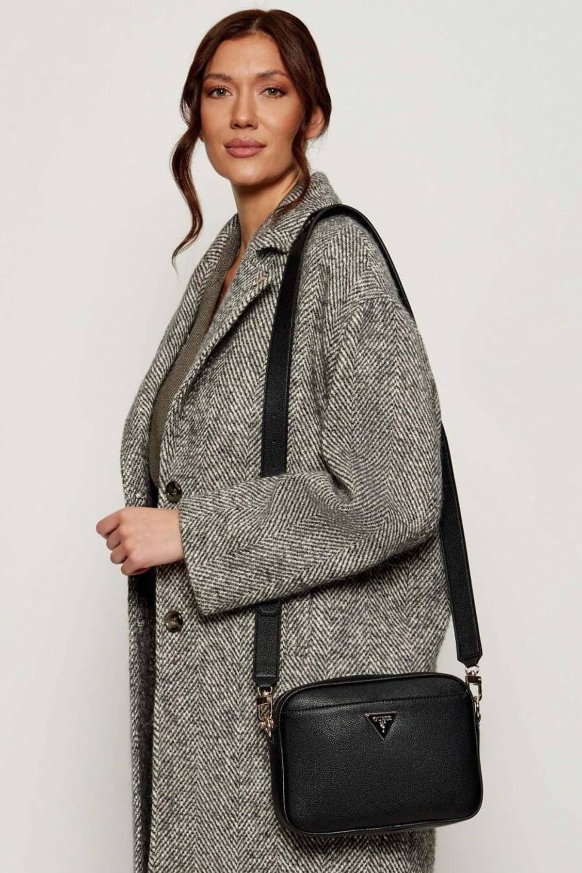 GUESS HWBG  en color BLA  (1)