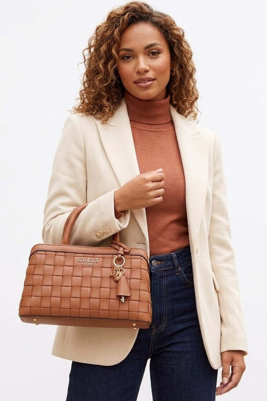GUESS SANDY GIRLFRIEND SAT en color CAR  (1)