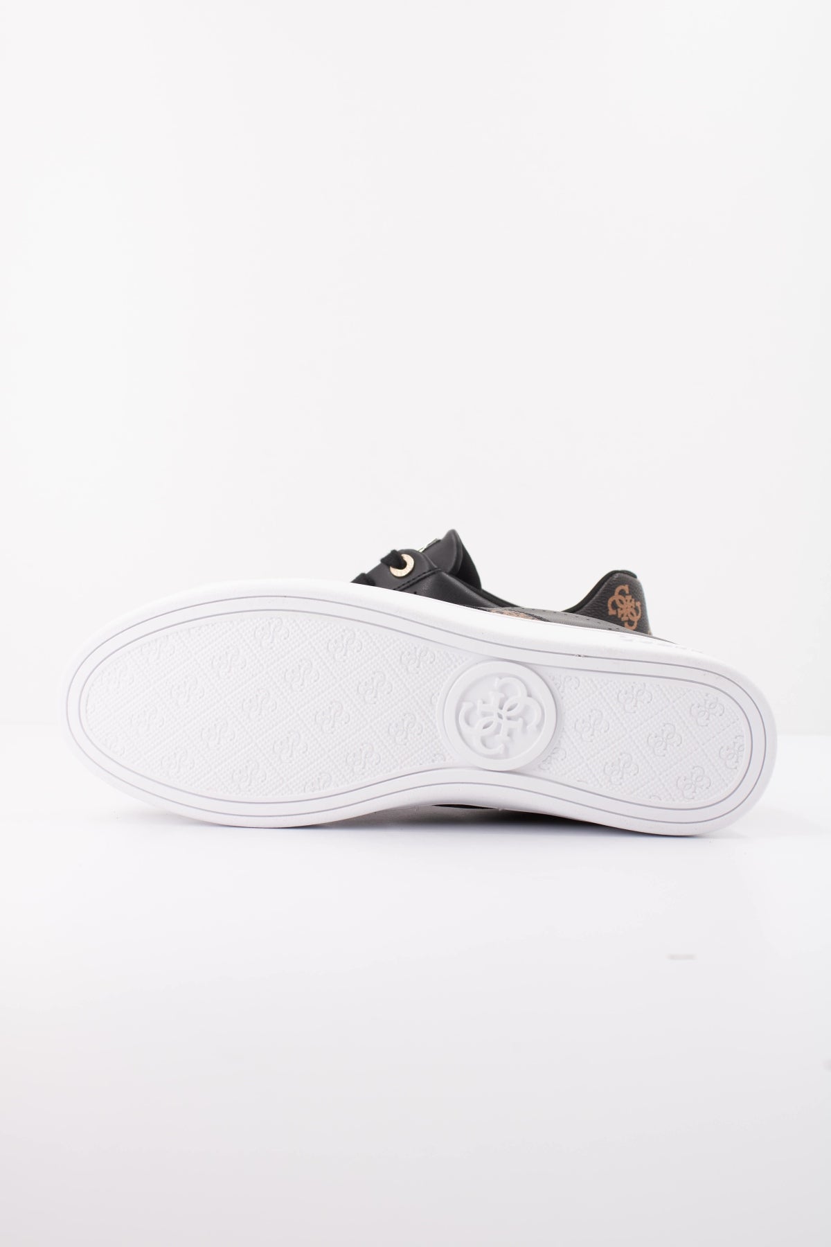 GUESS FLTBRL ELE BARLIE en color BLKBR  (5)