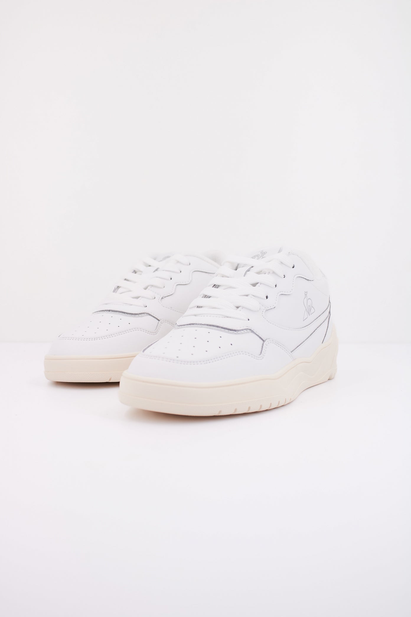 LE COQ SPORTIF LCS ALMA en color WHTSLVR  (2)