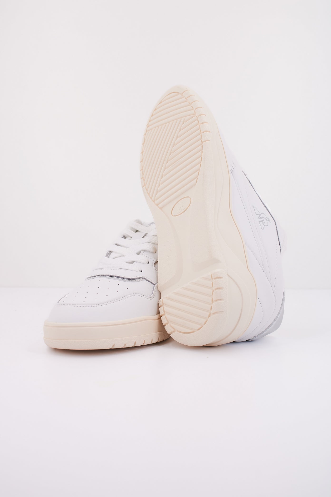 LE COQ SPORTIF LCS ALMA en color WHTSLVR  (5)