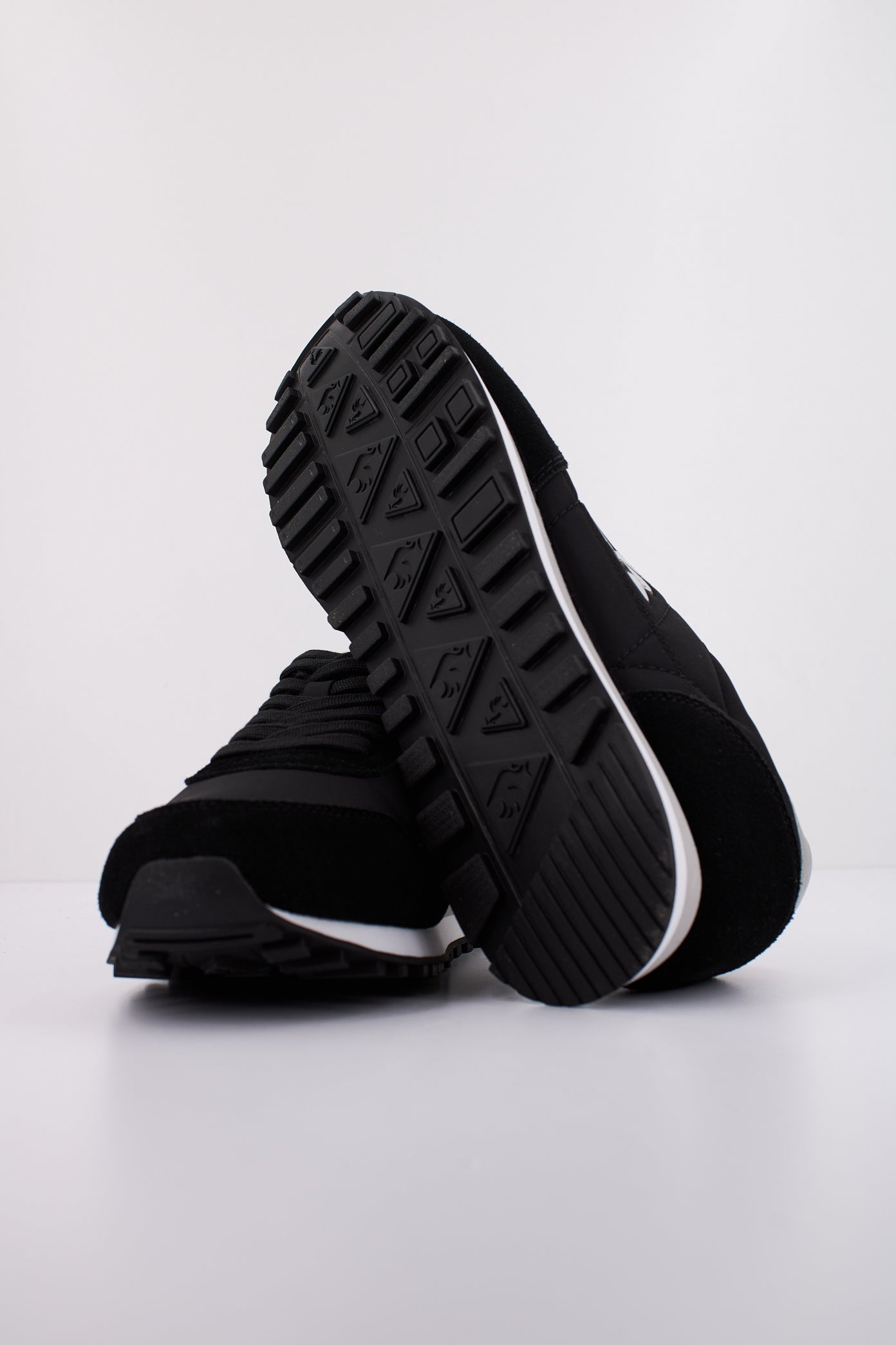 LE COQ SPORTIF ASTRA  en color BLKSLV  (5)
