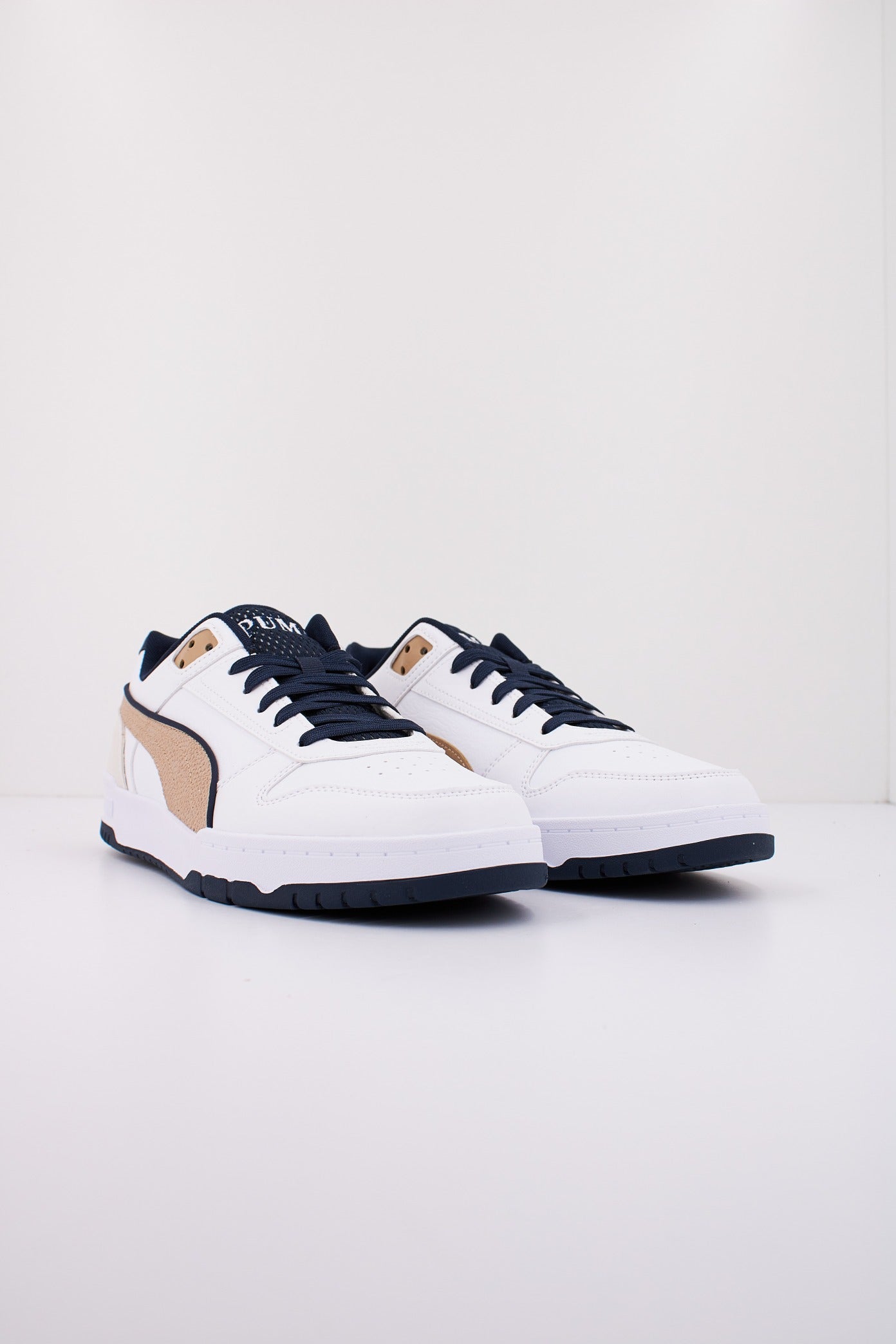 PUMA CAVEN . LUX en color WHITE  (2)